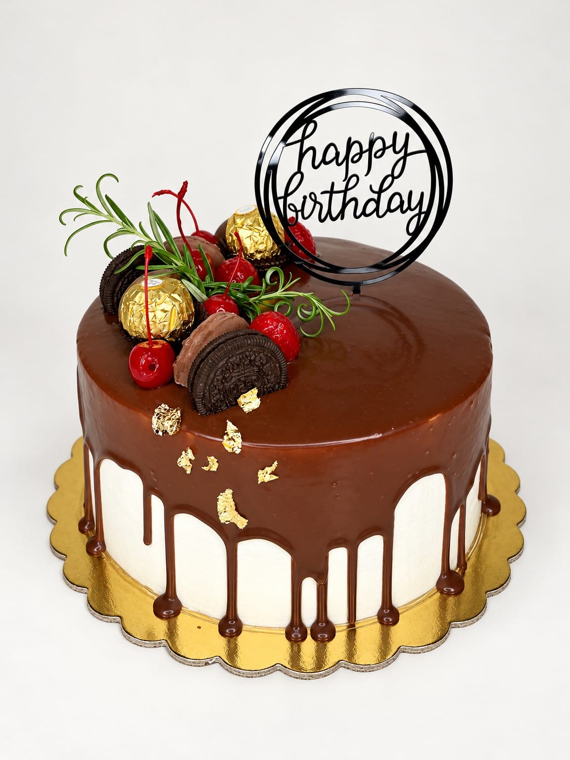 Okrągły tort z jasnymi bokami, brązowymi zaciekami, ciemnymi ciastkami, czerwonymi owocami i topperem „happy birthday”.